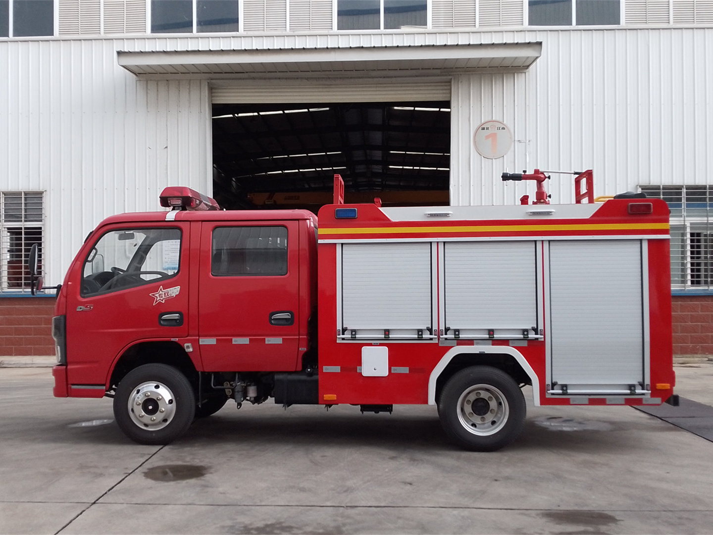 藍牌東風(fēng)0.6噸雙排水罐消防車