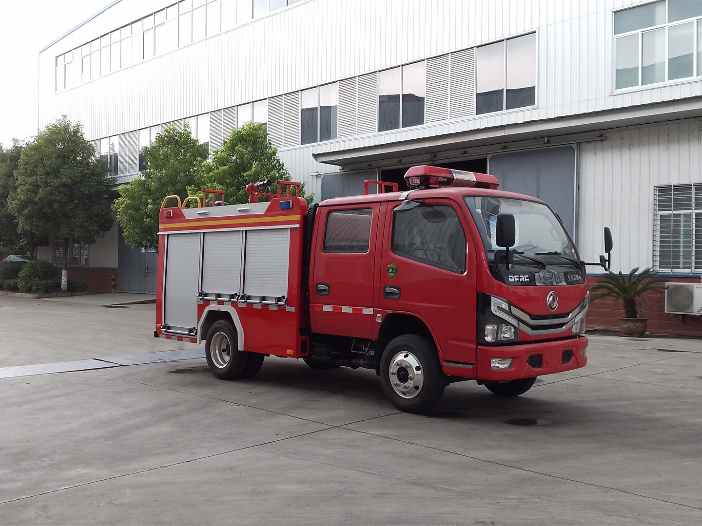 藍牌東風(fēng)0.6噸雙排水罐消防車