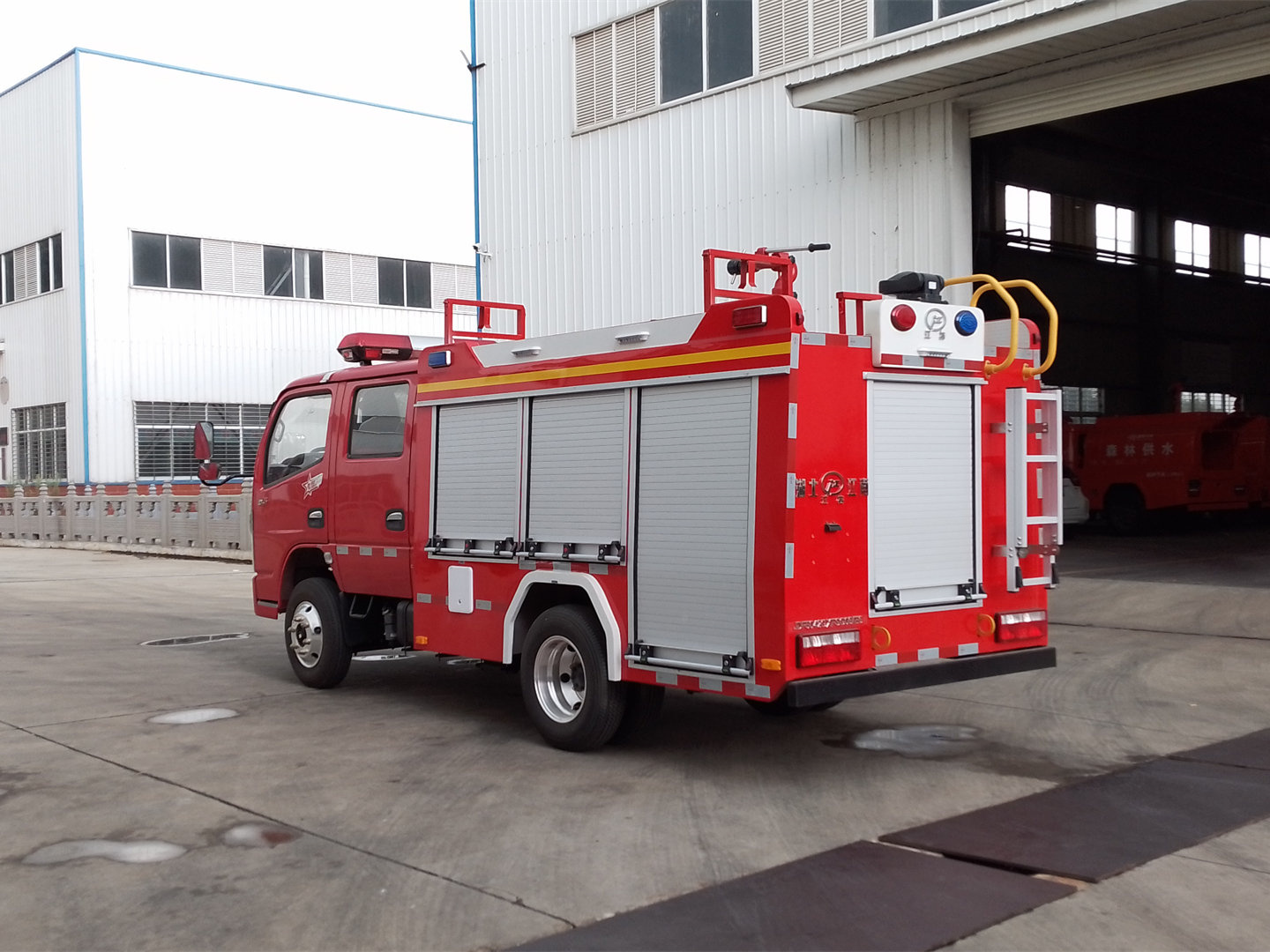 藍牌東風(fēng)0.6噸雙排水罐消防車