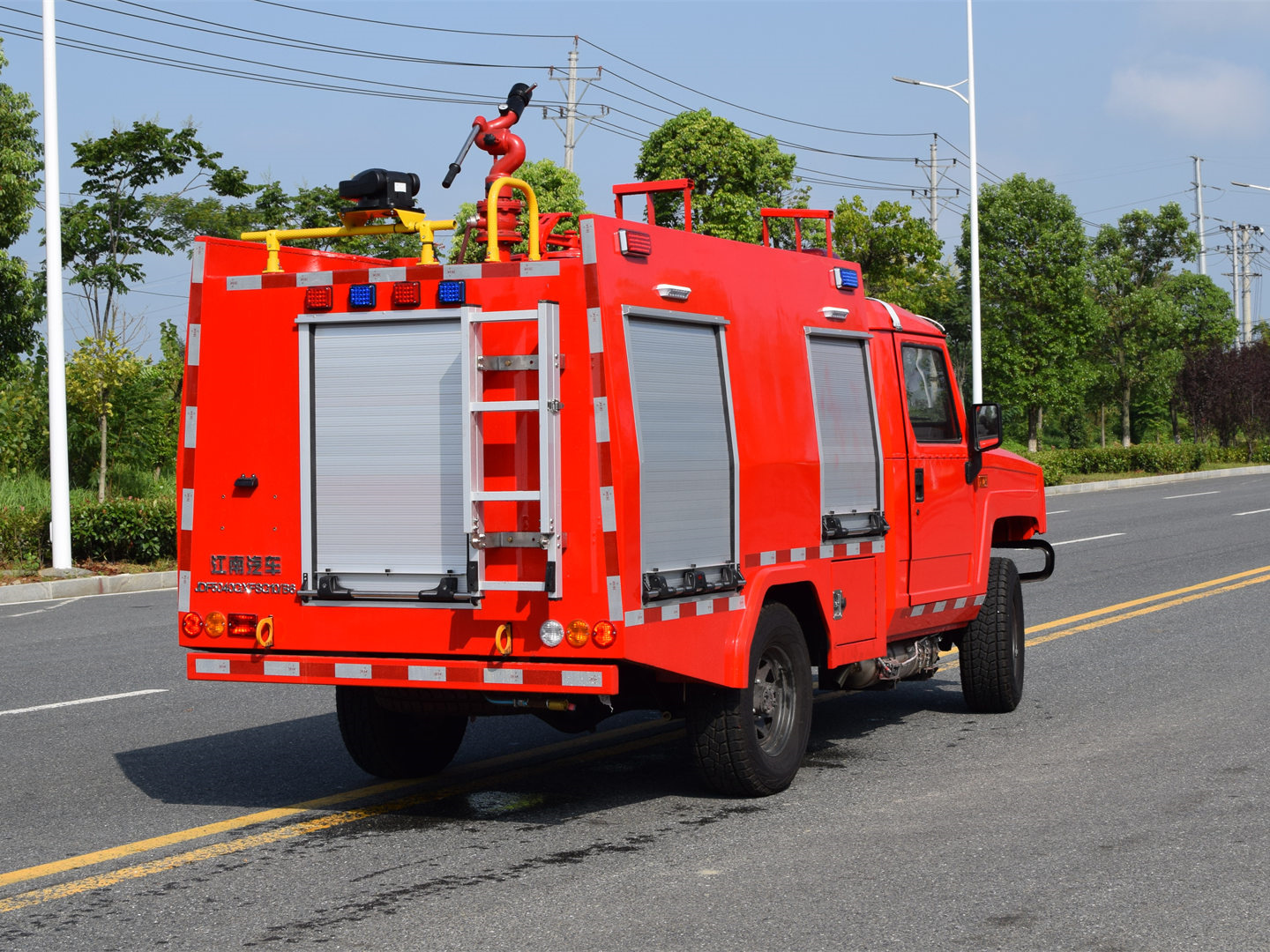 四驅(qū)1噸水罐消防車