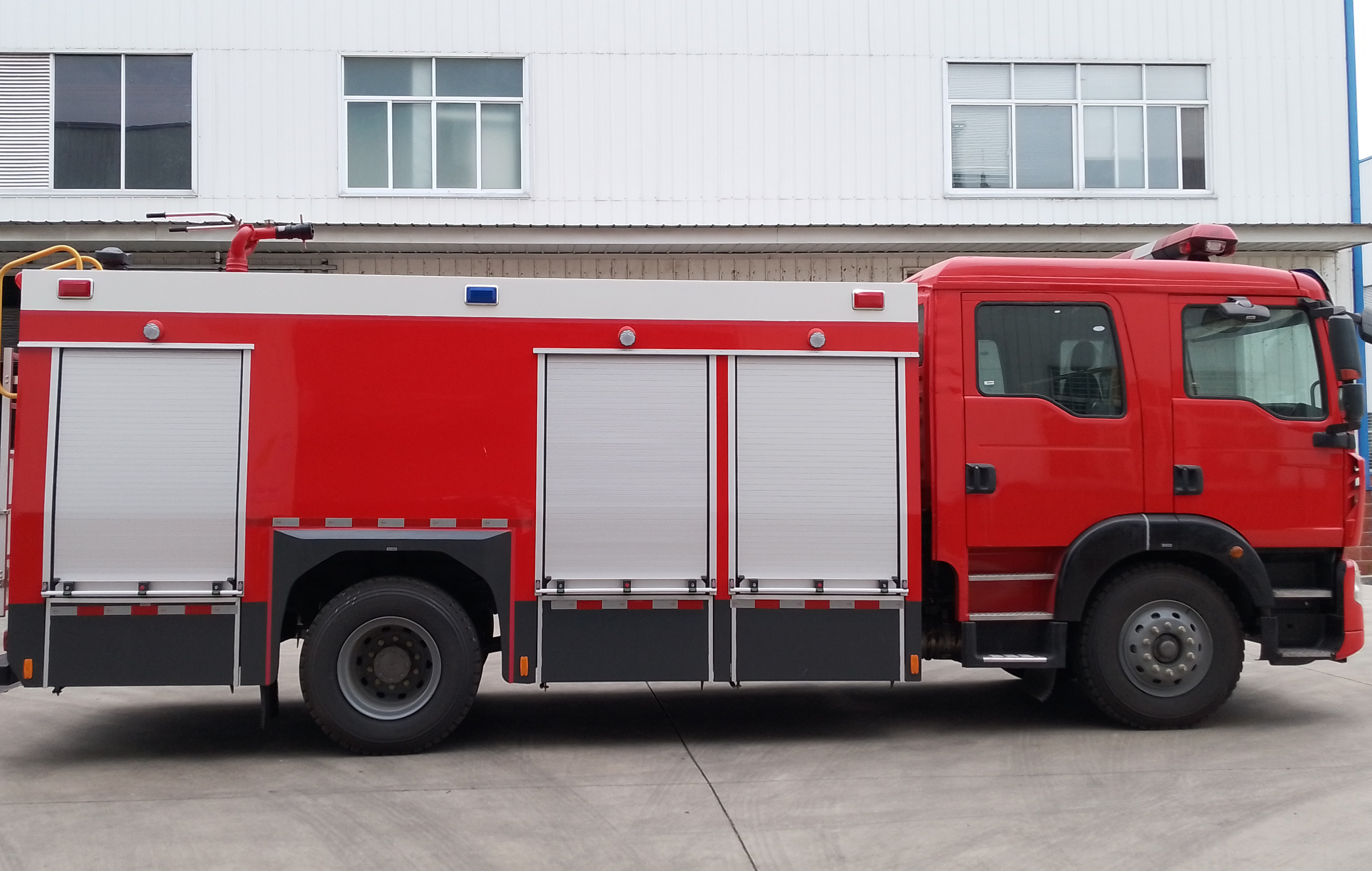 重汽8噸水罐消防車(chē)