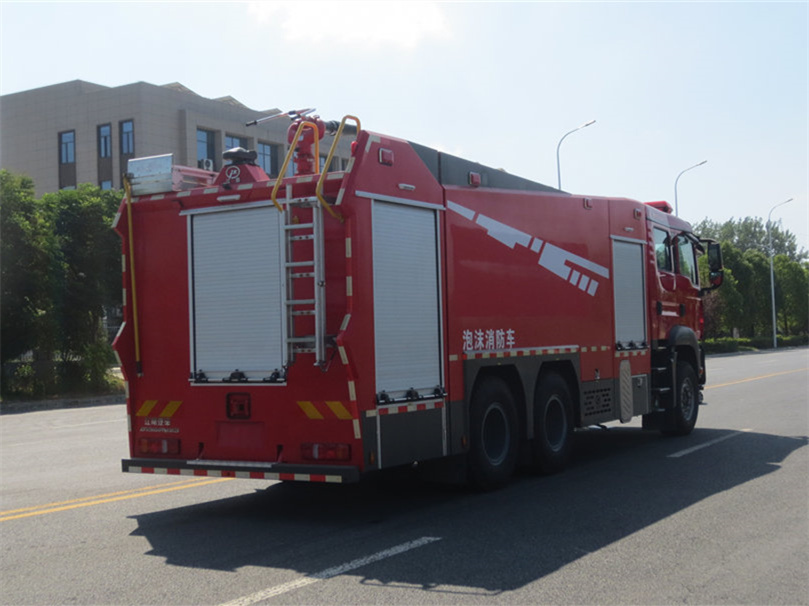 汕德卡13噸水罐消防車
