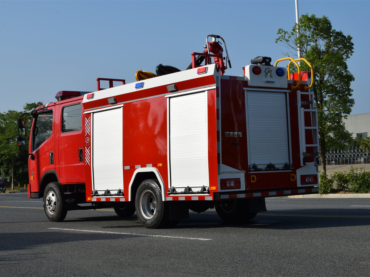 2噸福田領(lǐng)航泡沫消防車