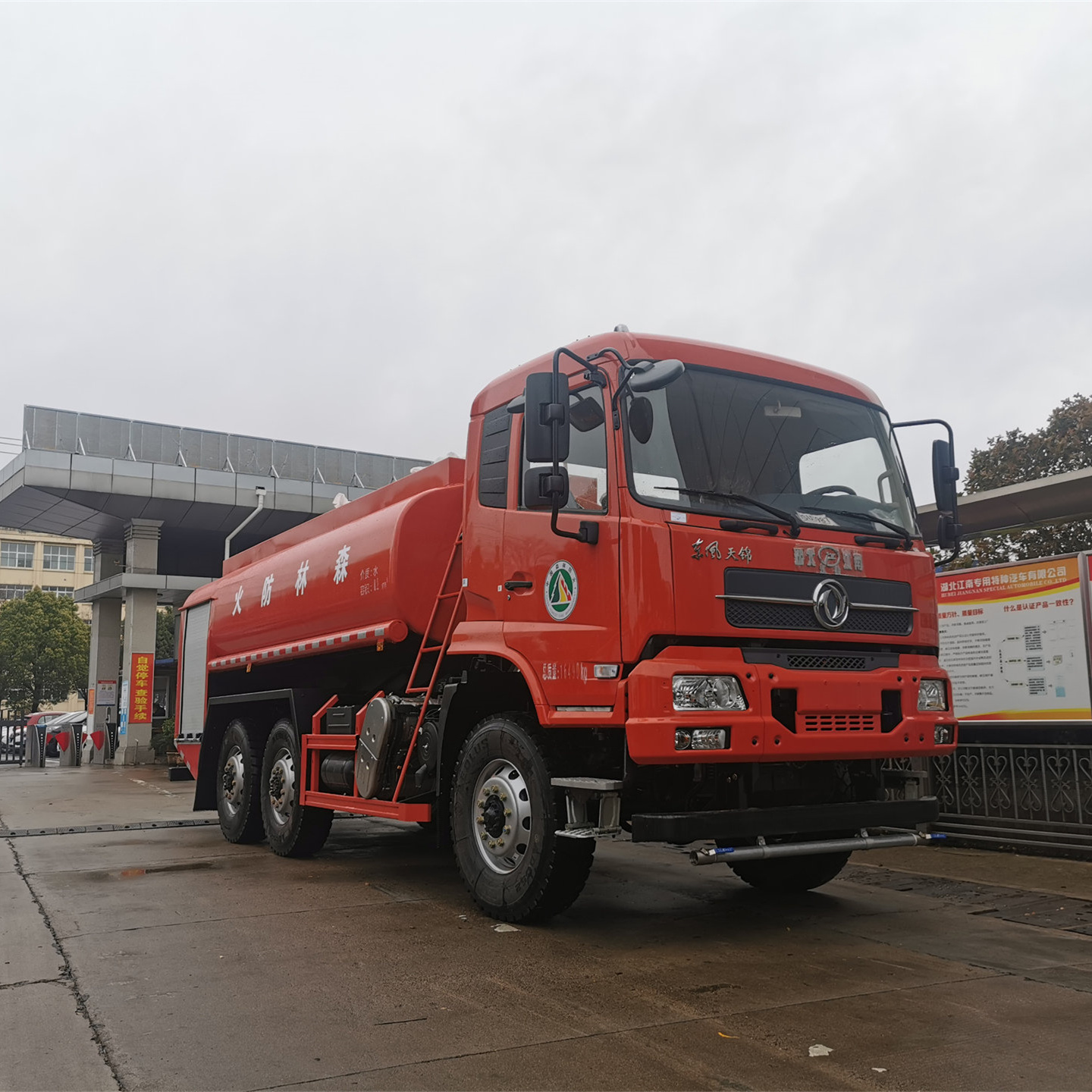 8噸四驅(qū)單排灑水車