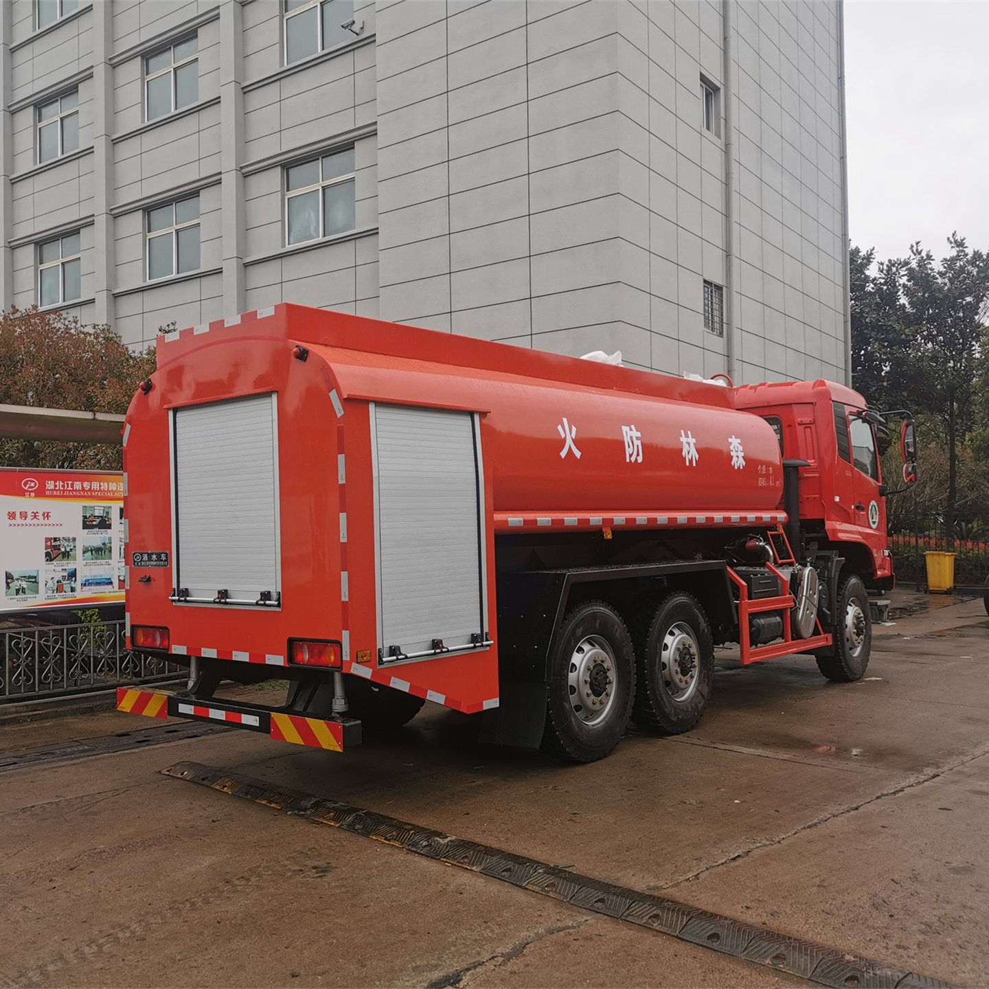 8噸四驅(qū)單排灑水車