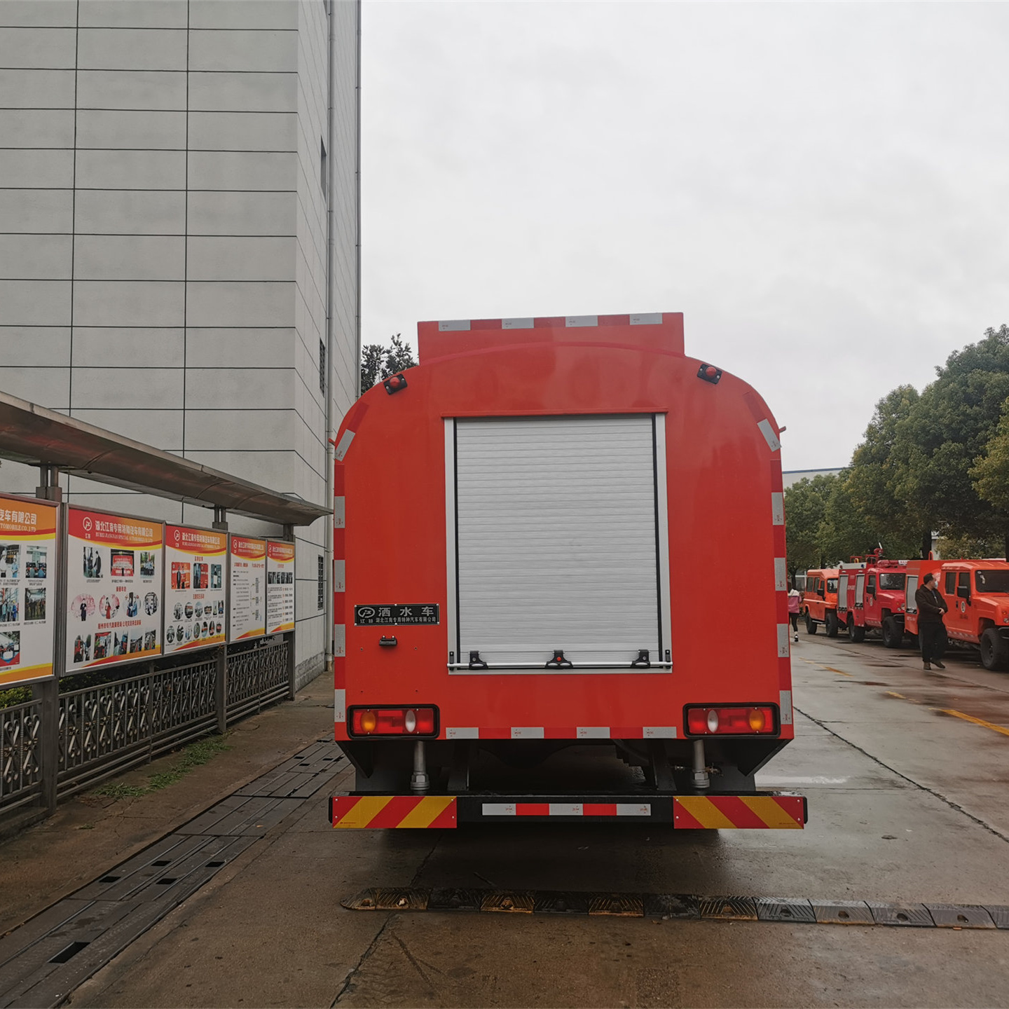 8噸四驅(qū)單排灑水車