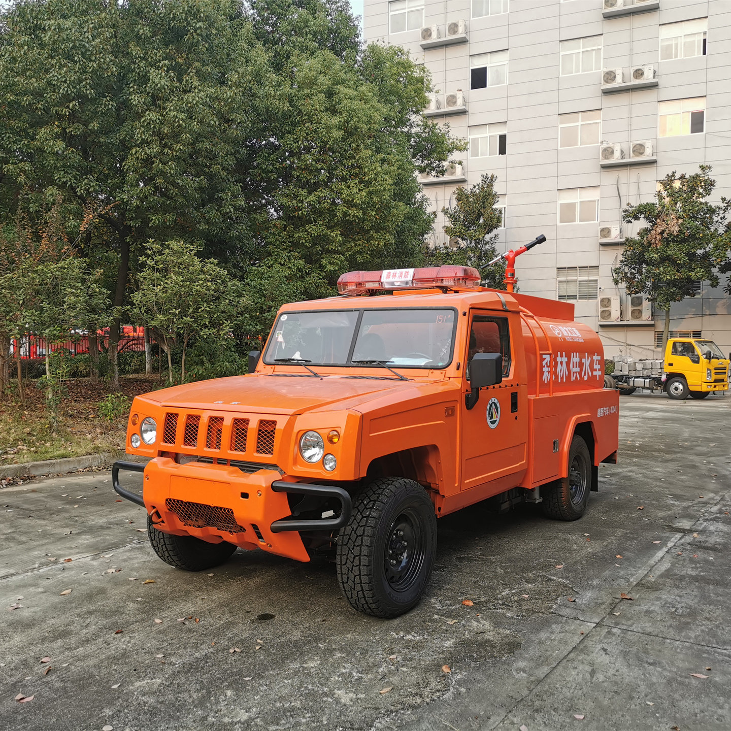 1.66噸四驅(qū)單排灑水車