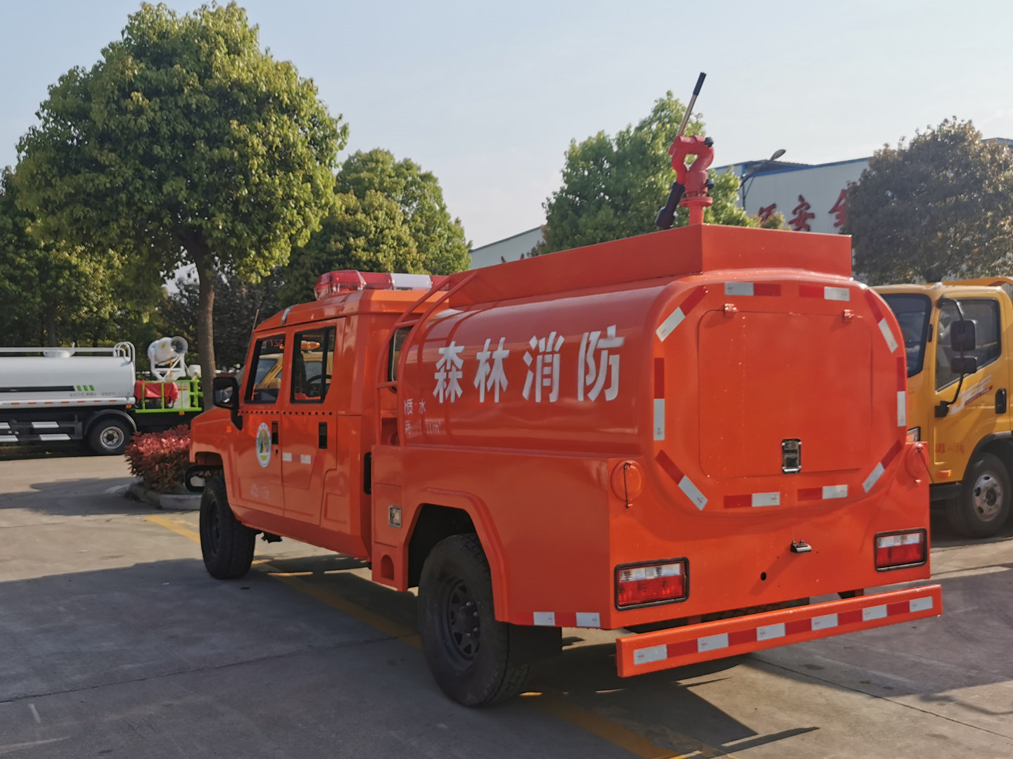 1.36噸四驅(qū)雙排灑水車