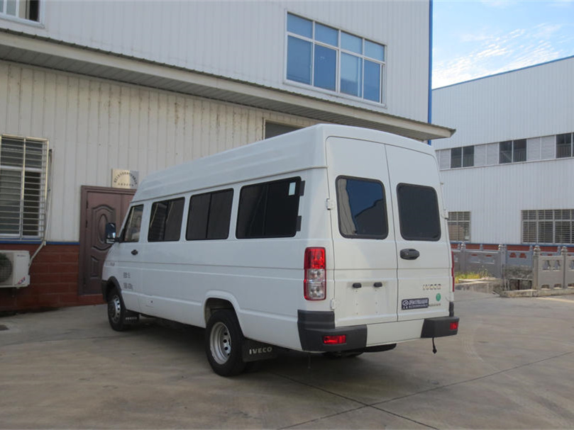 依維柯15座運兵車