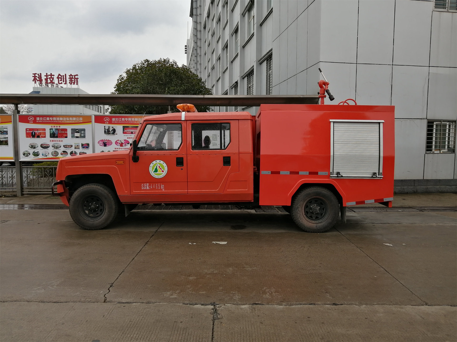 勇士雙排四驅(qū)救險車