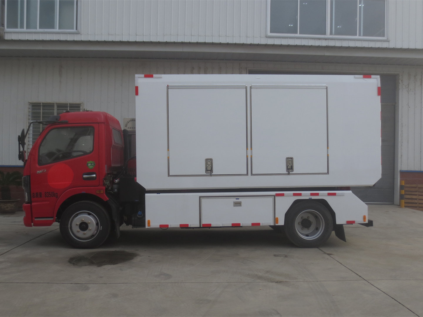 東風自卸式器材裝備運輸車