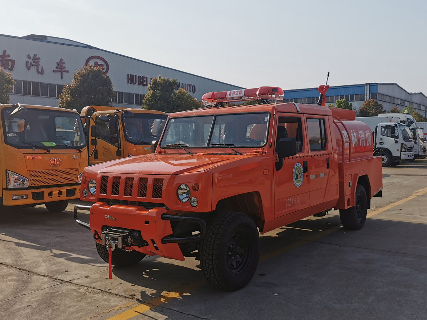 森林四驅(qū)勇士雙排1.36噸供水車（圓罐）