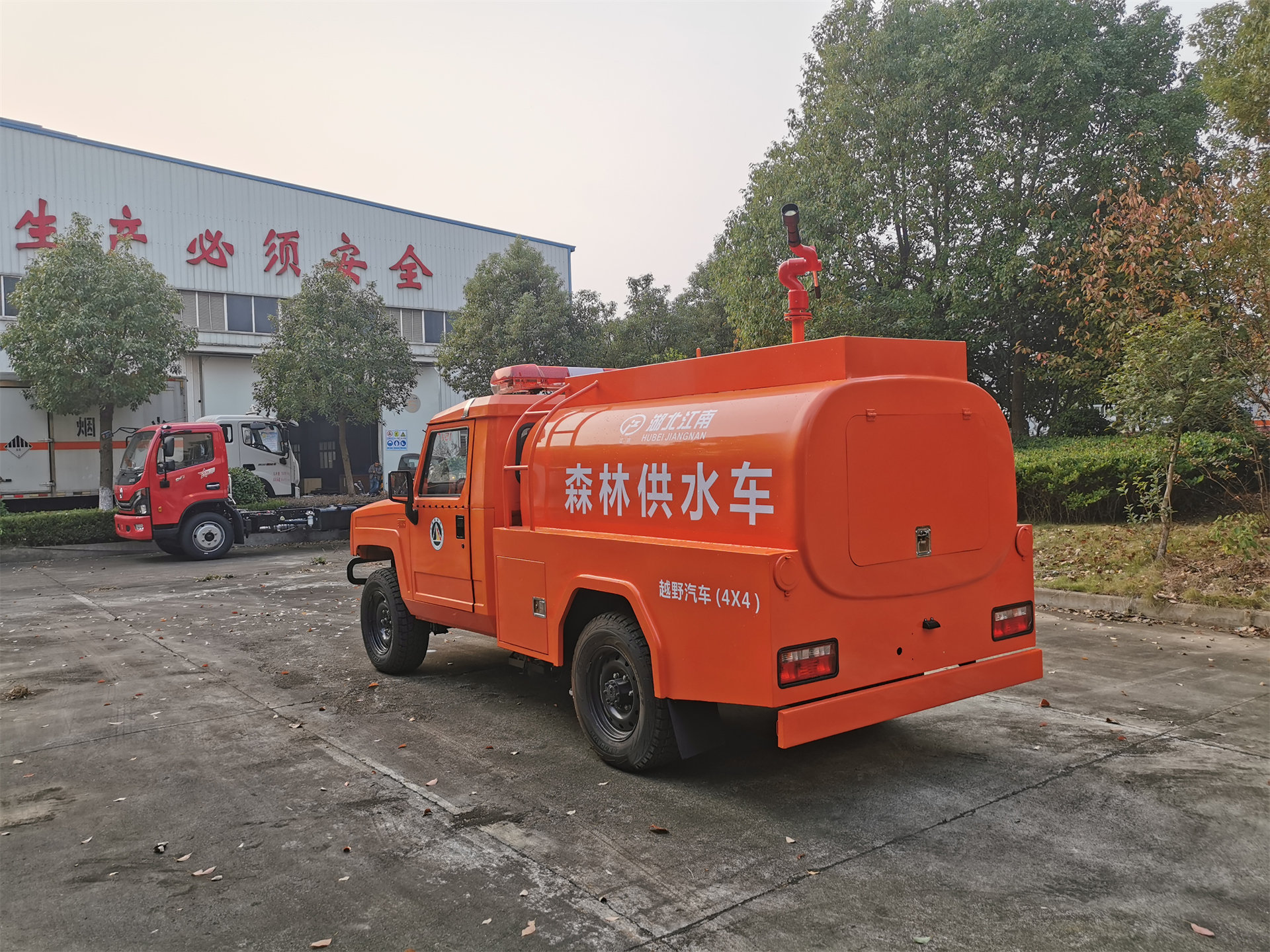 森林四驅(qū)勇士單排1.66噸供水車（圓罐）