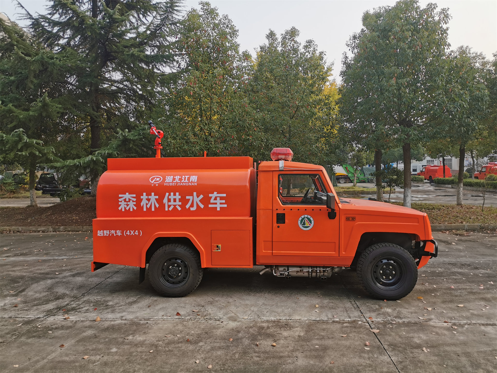 森林四驅(qū)勇士單排1.66噸供水車（圓罐）