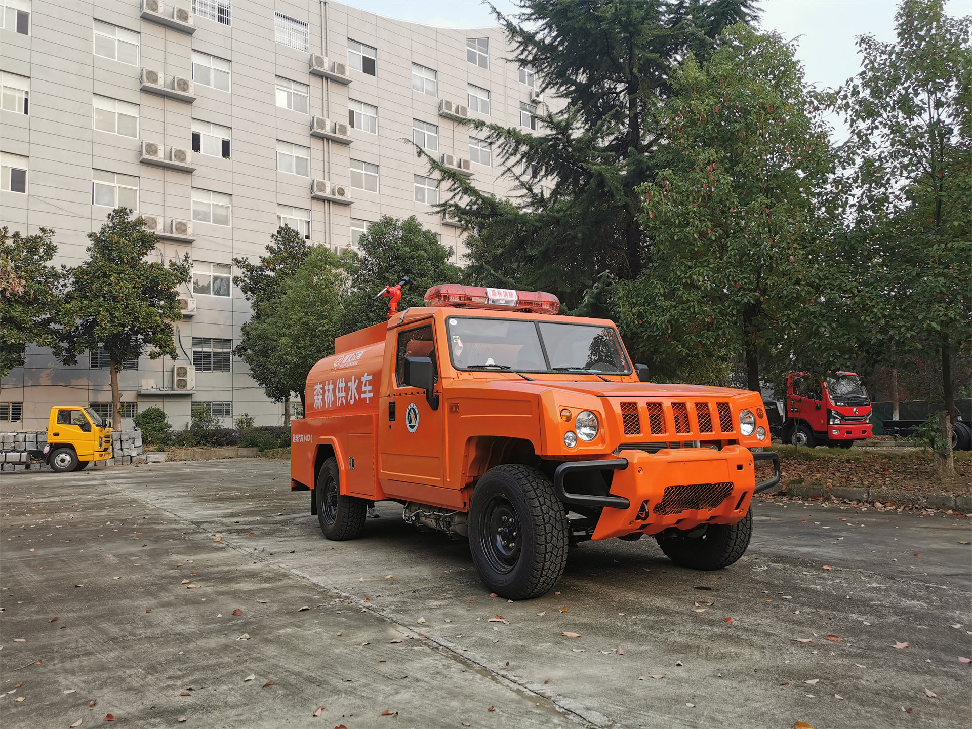 森林四驅(qū)勇士單排1.66噸供水車（圓罐）