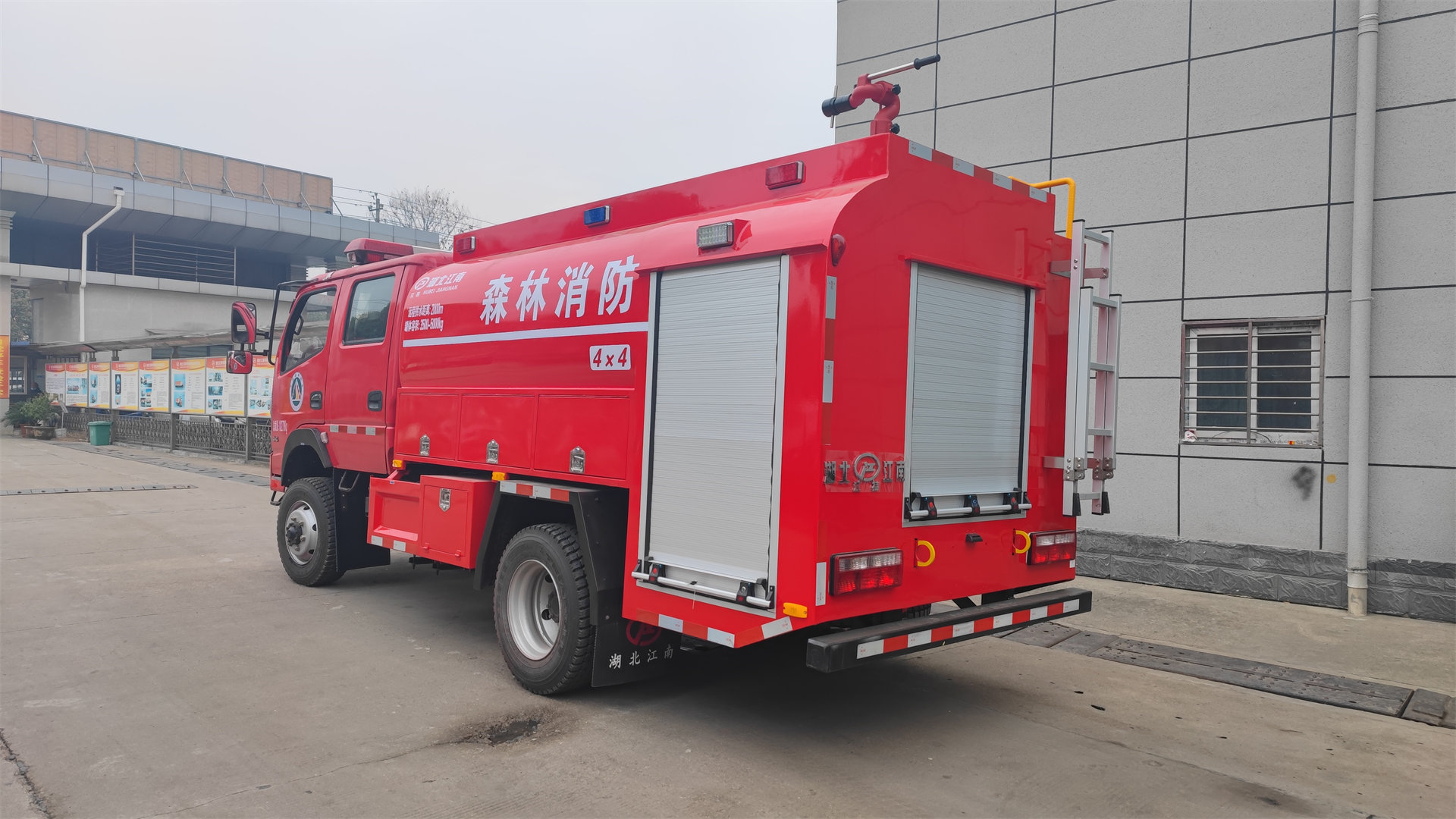 森林四驅(qū)東風雙排4.8噸供水車